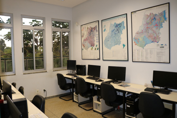 Sala de geoprocessamento e análises ambientais com 8 computadores